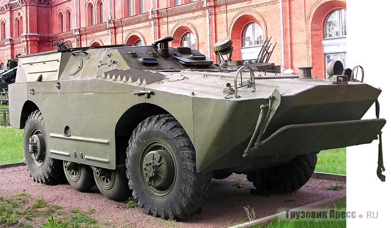 Советская БРДМ могла преодолевать окопы шириной до 1220 мм благодаря опускающимся дополнительным колесам с индивидуальным приводом