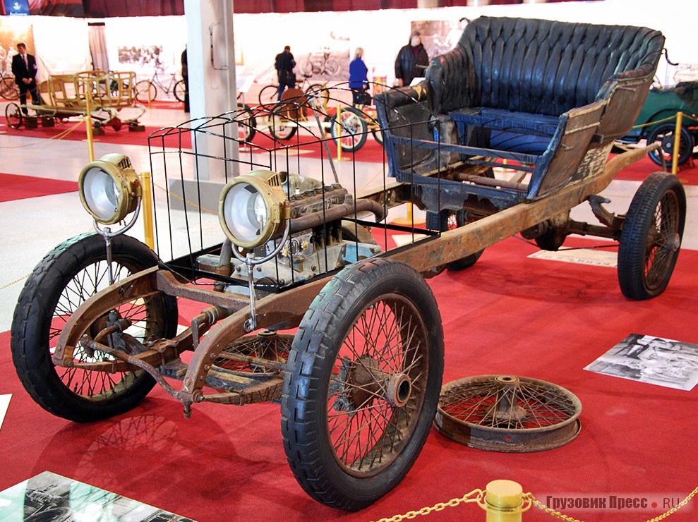 Benz 18/24PS 1912 г. предстоит реставрация в мастерской «Симонов Моторс». Останки были найдены сразу в двух деревнях Великолукского района Псковской области: в одной – куски рамы, в другой – фрагменты кузова