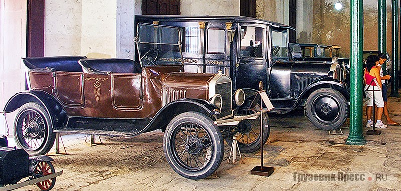 [b]Ford T Turismo[/b] 1918 г. 4-цилидровый карбюраторный двигатель рабочим объёмом 2893 cм<sup>3</sup> развивал всего 20 л.с. С октября 1908 г. по 31 мая 1927 г. выпущено 15 176 888 экземпляров. Сзади стоит гаванский катафалк Dodge Brothers Graham 1924 г. Рядная четвёрка рабочим объёмом 3457 cм<sup>3</sup> развивала мощность 24 л.с. при 2100 об/мин