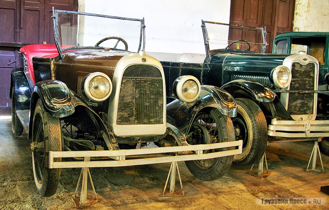 Родстер [b]Willys Overland Whippet 96[/b], выпущенный в 1926 г., в музей попал прямо со стоянки такси уже без задней правой двери. Рядная четвёрка рабочим объёмом 2523 cм<sup>3</sup> мощностью 30 л.с.