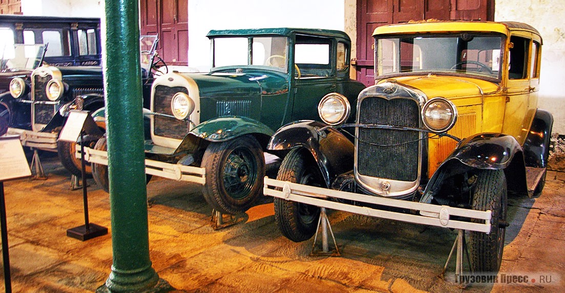В одном ряду собраны сразу три конкурента: слева – [b]Chevrolet Capitol (AA)[/b] 1927 г. c 2,8-литровым 30-сильным двигателем. в центре – [b]купе Ford A[/b] 1929 г. с 40-сильным карбюраторным двигателем рабочим объёмом 3285 cм<sup>3</sup> и (справа) его двойник – «самый маленький линкольн» – [b]купе-тюдор[/b] Baby Lincoln model A, выпущенный в 1930 г.