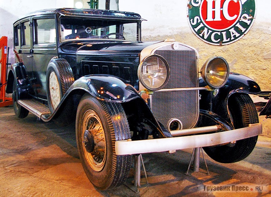 Бронированный [b]Cadillac V16 Limousine[/b] 1930 г. – президента Батисты. V-образный (развал блока цилиндров 45°) 16-цилиндровый двигатель рабочим объёмом 7413 cм<sup>3</sup> развивал 185 л.с.