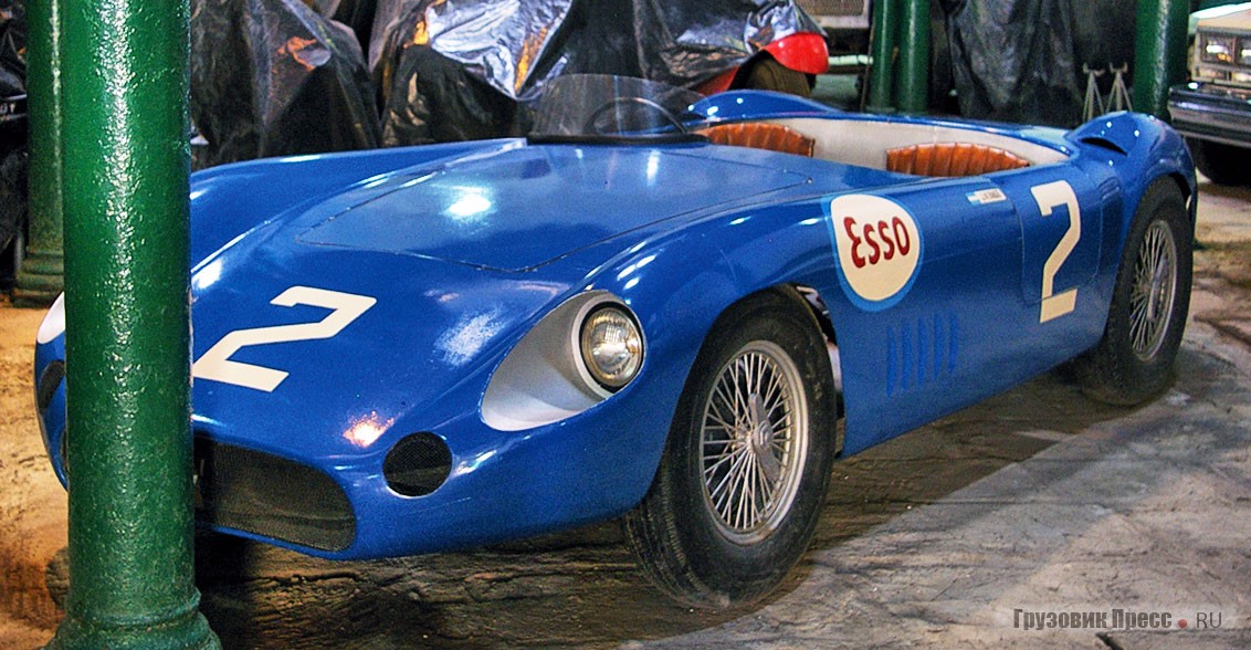 Болид [b]Maserati 300S[/b] 1957 г. аргентинского гонщика Хуана-Мануэля Фанхио должен был участвовать в Cuban Grand Prix 1958. Накануне гонки 23 февраля, в воскресенье, из гаванской гостиницы Фанхио похитили кубинские революционеры. в надежде на освобождение пилота 24 февраля старт даже отложили на 1 час, но не смогли отменить совсем, поскольку негодующие зрители требовали зрелищ. На 7 круге Армандо Гарсия Сифуэнтес на Ferrari 500 TR при выходе из поворота «Американское посольство» вылетел в толпу. 7 человек погибло на месте и ещё 40 получили травмы. Гонку тут же остановили, а Фанхио революционеры отпустили уже во время досрочного завершения гонки, в которой победителем был признан Стирлинг Мосс на Ferrari 335 Sport