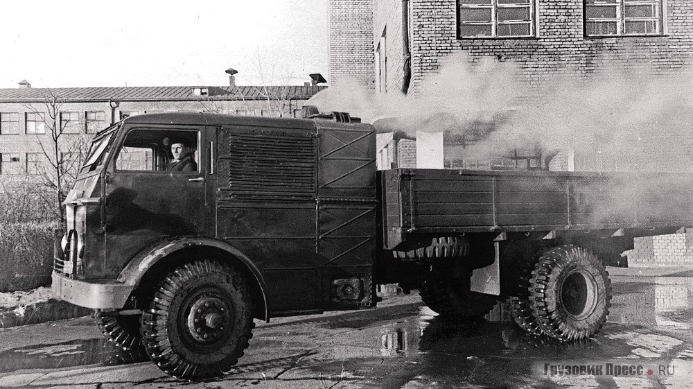 С клубами дыма по двору НАМИ. 1948 год.