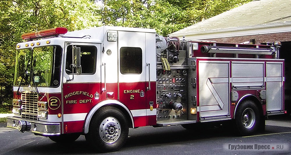 Необычно выглядящая машина построена в 2004 году совместно фирмами HME и 4Guys на базе пожарного капотного Mack R