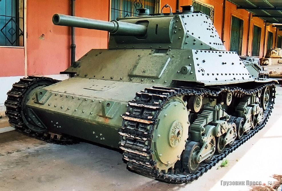 [b]Танк Fiat-Ansaldo P26/40[/b]. Боевая масса – 26 т, вооружение – 75-мм пушка и 8-мм пулемёт, броня – до 50 мм. В целом неплохой танк запоздал: техзадание выдано в 1940-м, работы начаты в 1941-м, первый образец сдан 25 ноября 1942-го. Итальянская армия так и не воспользовалась P26/40, все 60 штук получили немцы. И это был единственный дизельный танк (25 л, V12, 275 л.с.) в германских войсках