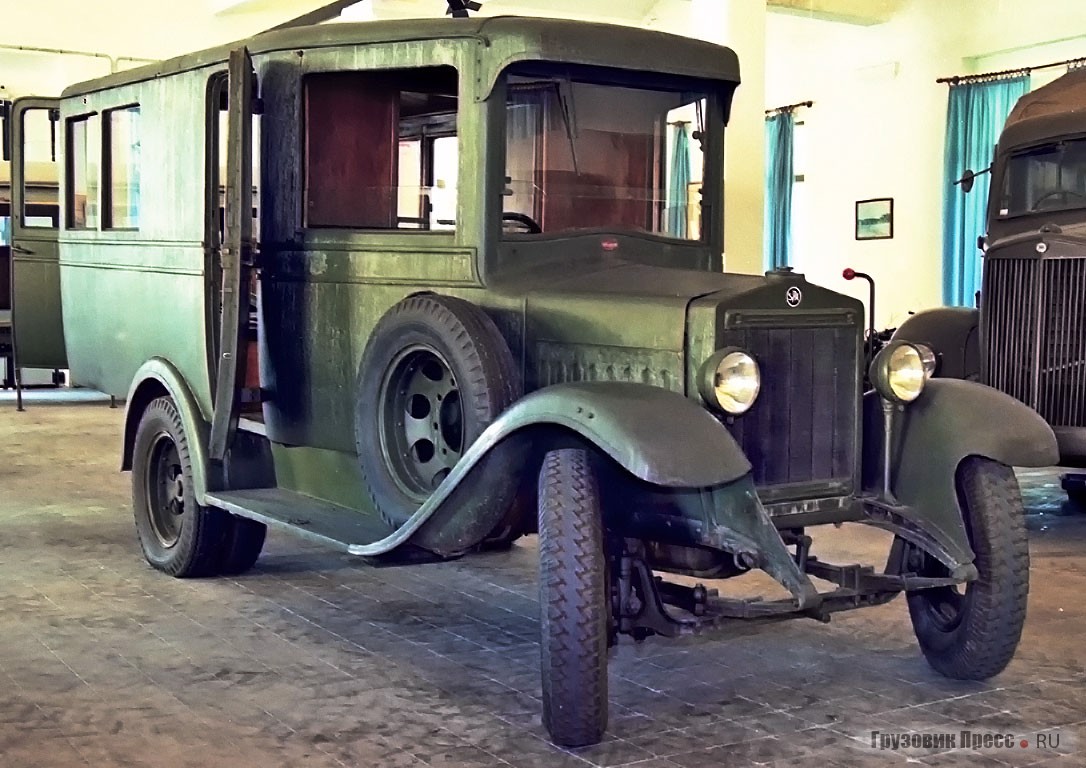 [b]Штабной автобус SPA 25C 10[/b] выпуска 1926 года (2,7 л, 4 цил., 39 л.с. при 2200 об/мин). Типовой 17-местный кузов построила туринская мастерская Garavini