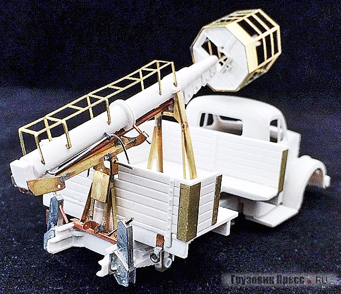 …и она же в подсобранном виде. Большое количество фототравленых деталей помогают добиться ажурности её конструкции, немыслимой для крупносерийной модели