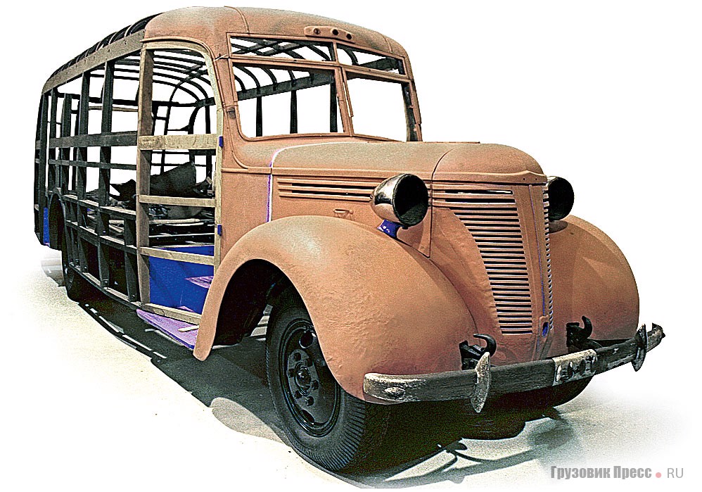 «Жемчужина» коллекции – довоенный [b]автобус ЗИС-16[/b], отреставрированный пока по каркасу кузова. Но самое интересное, что это не единственный экземпляр ЗИС-16 в музее, правда, второй экземпляр в значительно худшем состоянии