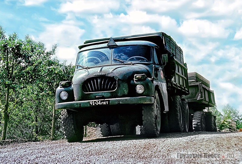 Очень много 12-тонных самосвалов T-138 работало в Ленинграде. Tatra 138S3 с нарощенными бортами, резиной 12,00-20 и самосвальным прицепом типа АСП производства БТП «Главленавтотранса» на узлах МАЗ-500, 1979 г.