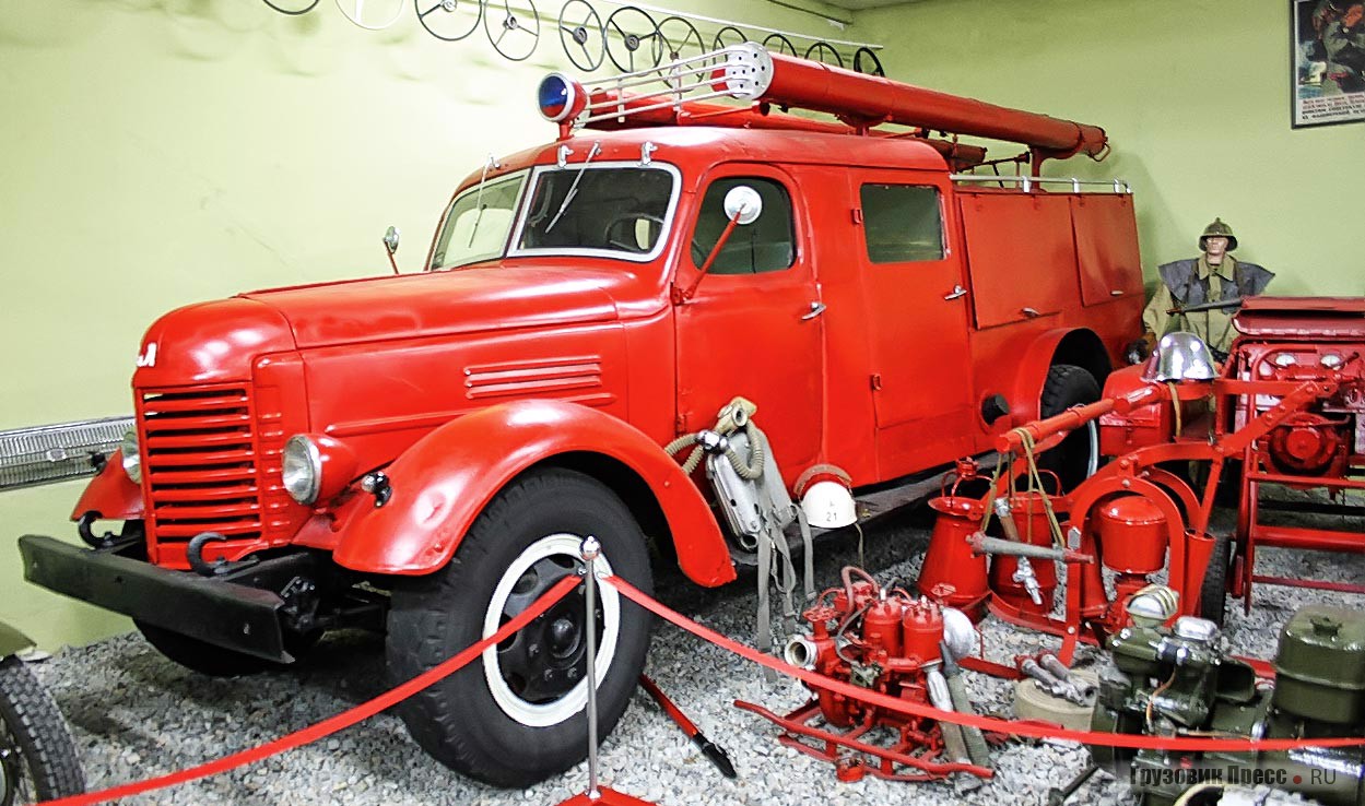 Пожарный ПМЗ на шасси ЗИС-150 позднего выпуска. На облицовке радиатора уже красуется логотип «ЗИЛ», появившийся на машинах в 1956 г.