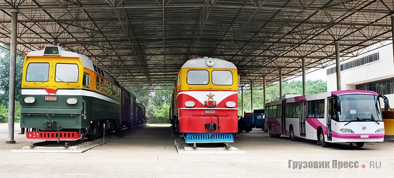 Центральные экспонаты Выставки трёх революций: электровоз 4054 с кузовом от тепловоза компании Francorail-MTE (ныне Alsom), лицензионный советский М62 – тепловоз «Кюмсон» (Kumsong 8002) и троллейбус «Чёллима» (Chollima-901)