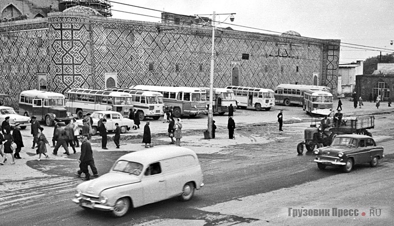 Škoda 1201 в Самарканде, у автостанции на Регистане, 1964 г. Фото Александра Прокофьевича Кузьменко, оцифровка Наиля Валиева