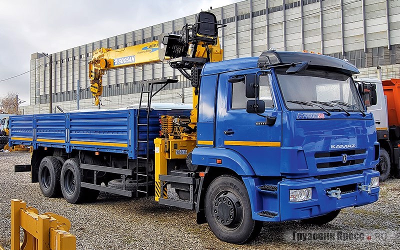 КАМАЗ-65117 – один из наиболее востребованных грузовиков для региональных перевозок. Грузоподъёмность 12 т, полная масса 26 т. Повысить универсальность грузовика можно путём установки мощного корейского крана-манипулятора Soosan 736 LII грузоподъёмностью от 7 т при вылете 2 м до 350 кг/18,8 м