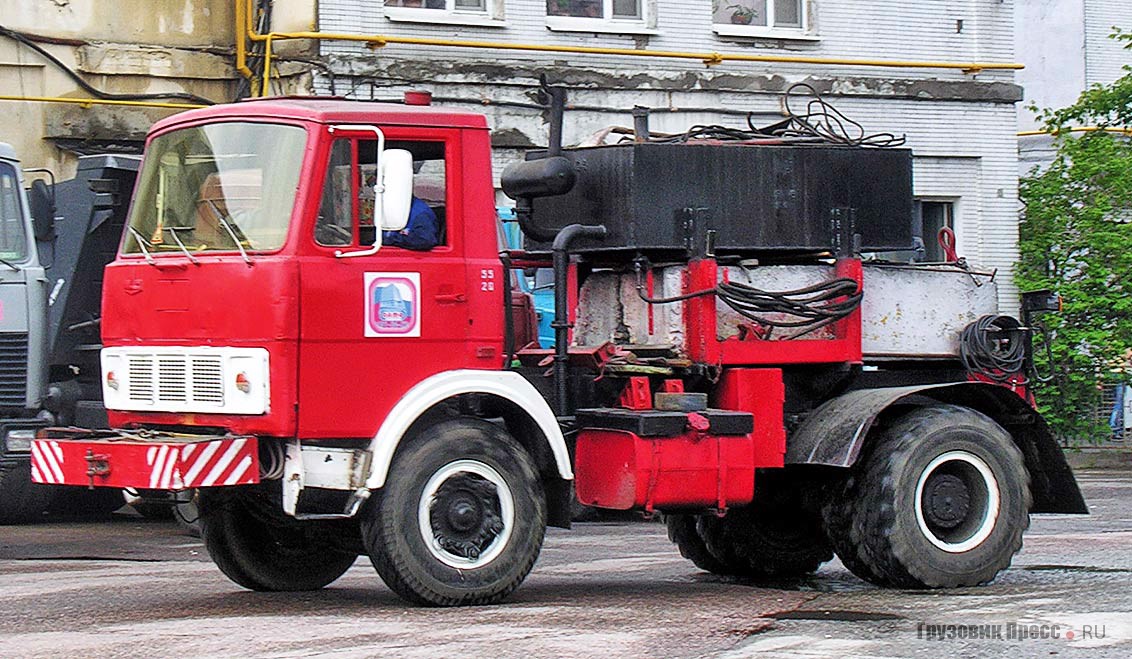 Балластный тягач МАЗ-5331 для транспортировки прицепов, построенный на предприятии