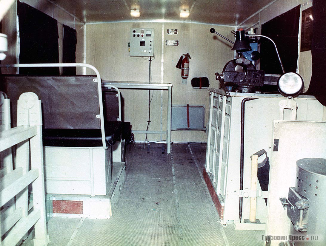 Салон передвижной мастерской 17102 (ТЭ-II-4,5) для перевозки ремонтной бригады