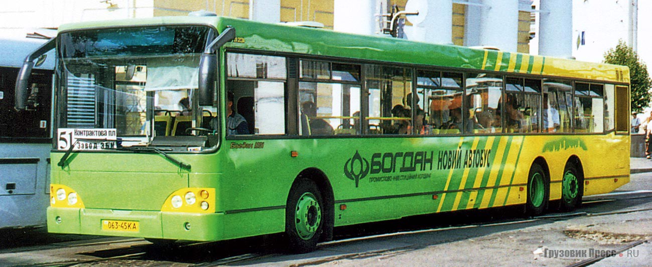 [b]«Богдан А-231»[/b] – первый гигант корпорации. Трёхосный 15-метровый низкопольный автобус с салоном на 163 пассажира (мест для сидения –  41) и 278-сильным двигателем СМД (Euro 2). Впервые показан в 2003 г. Такие автобусы работали на маршрутах в Киеве. Выпущено всего восемь единиц