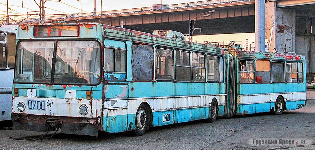 Сочленённый троллейбус ЛиАЗ-МТрЗ-6220 был выпущен в 1993 году, задолго до начала серийного производства ликинских автобусных «гармошек»