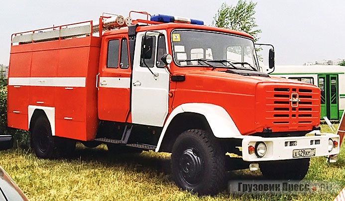 АЦ-3,2-40(433124) мод. 004-ММ с белыми ручками и эмблемой, красной облицовкой радиатора и бензиновым двигателем ЗИЛ-509.10 (175 л.с.)