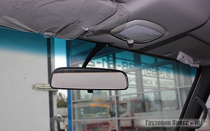 Наличие внутрисалонного зеркала свидетельствует о том, что изначально этот фургон был поставлен в качестве шасси