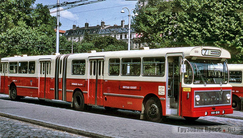 Автобус Berliet PH 12-180 на улицах Лиона