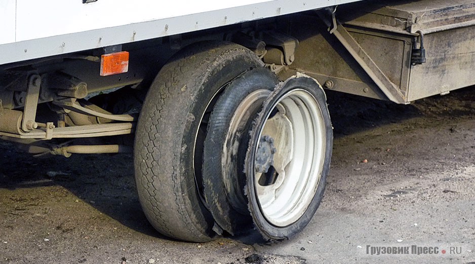 Двойная ошиновка задней оси на малотоннажных грузовичках позволяет доехать до шиномонтажа даже при отсутствии «запаски»