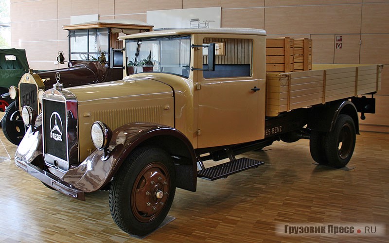 [b]Mercedes-Benz LO 2000 (4х2), 1935 г.[/b] <br />Представитель недорогой гаммы для внутригородских перевозок появился сразу после кризиса конца 20-х годов. Довоенный грузовик грузоподъемностью 2 т. Использовался как в народном хозяйстве, так и в армии. На него монтировали 4-цилиндровый двигатель OM 59 рабочим объемом 3744 см[sup]3[/sup] мощностью 55 л.с. Примечательно, что мотор был унифицирован для использования на дизельном топливе и бензине. Дизельный потреблял 13 л/ 100 км, а бензиновый – 22 л/ 100 км. Как и на большинстве машин той поры, руль был справа.