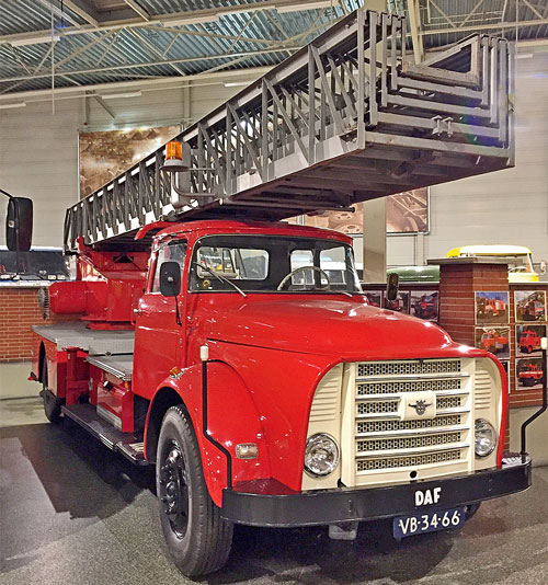 Из музейной противопожарной техники впору формировать полноценную пожарную часть. [b]39-метровая автолестница на шасси DAF A16 BB475[/b] с карбюраторным двигателем DAF BB 475 мощностью 155 л.с. служила в пожарной части города Гронинген с 1962 по 1979 год, а после списания использовалась компанией Siesling BV в городе Элде для обрезки крон деревьев и ремонтов фасадов.  В 2011-м машину передали в музей. Капотную серию DAF выпускал с 1957 года; эти модели отличались своеобразным внешним видом и напоминали голландские деревянные башмаки – кломпы. Водители прозвали машины торпедами