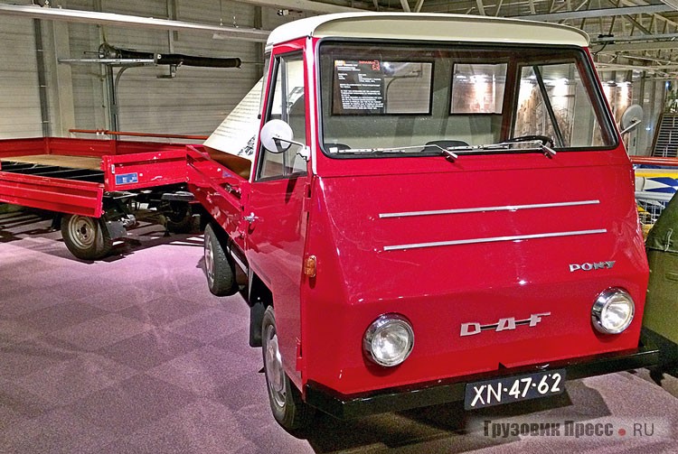 Вся «механика» [b]DAF Type 1010 Pony[/b] – от малолитражки DAF-44. Два цилиндра, 850 «кубиков», 40 «лошадок». Дизайн кабины разработал небезызвестный Луи Люсьен Лепуа. Всего 700 таких «stads-vrachtwagen» («городских грузовозов») выпущено в 1967–1968 годах. Среди них и несколько седельных тягачей с полуприцепами DAF Type 1050 грузоподъёмностью 1,5 т. Это единственный в мире седельный тягач с бесступенчатой трансмиссией-вариатором!