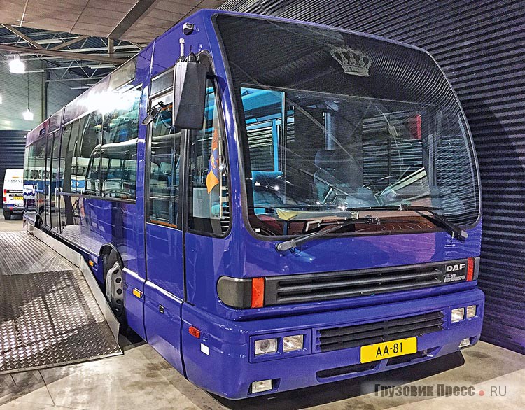 [b]Автобус Den Oudsten королевского двора Нидерландов на шасси DAF SB 220 LT-575[/b] с горизонтальным дизелем DAF LT 168 мощностью 228 л.с. Отличается парадной окраской и роскошным интерьером. Поставлен в Koninklijke Staldepartement (королевские конюшни) в 1991 году и использовался Её Величеством королевой Беатрикс для поездок по стране, в частности на ежегодный «День Королевы». За 15 лет намотал 50 000 км и в феврале 2007 года был передан в музей. Внутри содержит настоящий королевский штандарт, чем объясняется, почему автобус никогда не участвует в выездных мероприятиях музея, и внутрь не пускают посетителей