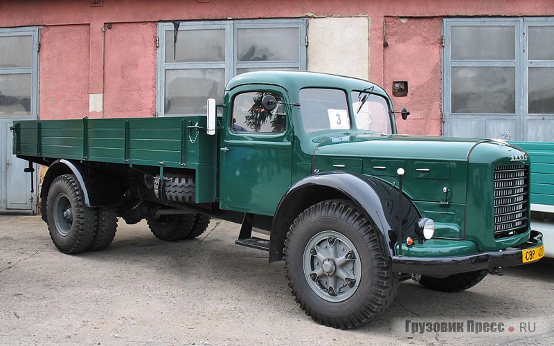 Отреставрированный экземпляр Škoda-706R (1954–1957 годов выпуска) из собрания заводского музея