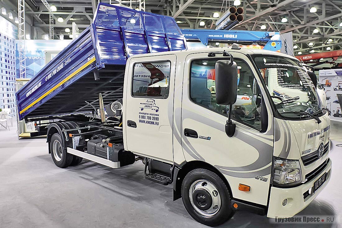 Модель 37630C создана на шасси Hino 300. Платформа на 5,3 куба опрокидывается на 35° назад и на 45° – в сторону и позволяет перевозить 4-метровые неделимые грузы