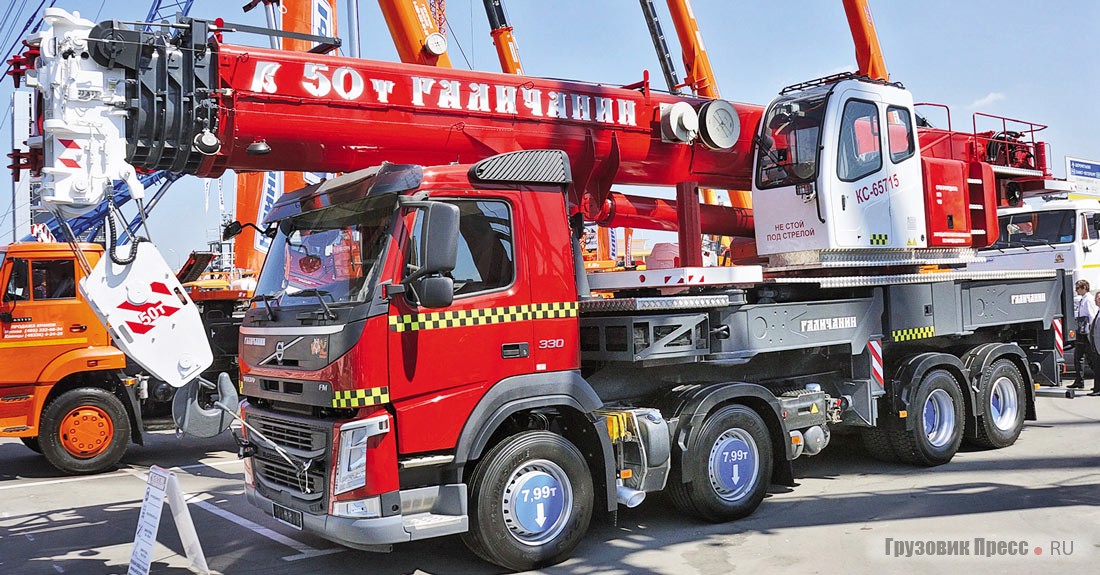 50-тонник КС-65715 «Галичанин» на шасси Volvo FM330 HP получил приставку «TAXI» и соответствующую оклейку  из-за «компактных» размеров, улучшающих маневренность в городе