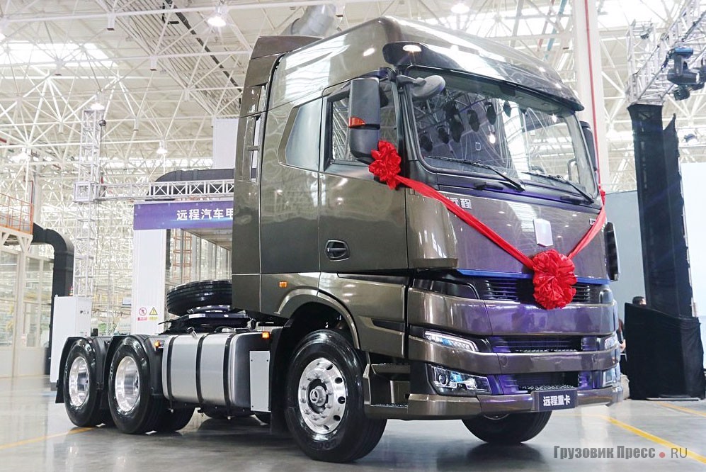 Новый седельный тягач Yuan Cheng M100 GS43QM6 (6х4), оборудованный 430-сильным метаноловым мотором