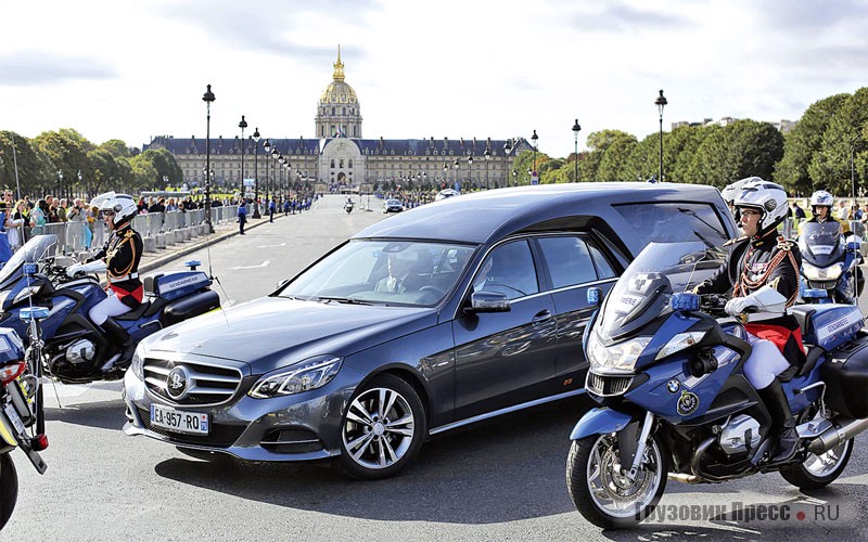 Проводы президента Французской Республики Жака Ширака на автомобиле Binz H4 на шасси Mercedes-Benz VF 212  30 сентября 2019 г.