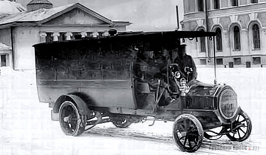 «Чёр­ный ворон» NAG Typ L4 в ра­боте, ав­то­мо­биль был рас­счи­тан на пе­ре­возку 18 аре­стан­тов, на пе­ред­нем си­де­нье раз­ме­щался шофёр и двое кон­вой­ных. Санкт-Пе­тер­бург, 1910 г.