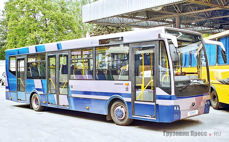 Новинка 2004 года [b]автобус БАЗ-А411 «Роксолана»[/b] относится уже к городским автобусам среднего класса. Длина машины – 9000 мм. В салоне, рассчитанном на перевозку 70 человек, предусмотрено 20 пассажирских кресел. Моторный отсек предназначен под установку разных вариантов двигателя, но на этом образце смонтирован двигатель Tata 697. Подвеска всех колёс пневматическая
