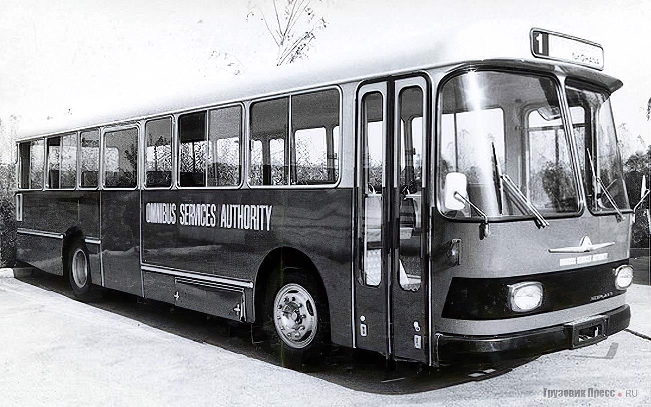 В 1972 г. на заводе Gottlob Auwärter в Штутгарте построили первый прототип городского автобуса Neoplan NK 8G, предусмотренного к выпуску в Гане. Поскольку там в то время существовало как правостороннее, так и левостороннее движение (переход на правостороннее был постепенным), на машине поставили двери с обеих сторон