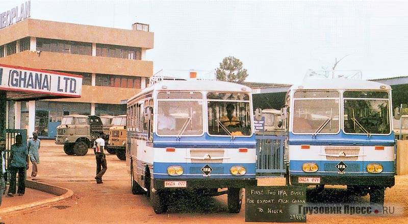Работники завода в Кумаси очень гордились тем, что их продукция шла на экспорт. На снимке, сделанном 29 июля 1986 г., мы видим первые два автобуса Neoplan-IFA, изготовленные для Нигера, во дворе завода стоят грузовики W50 L