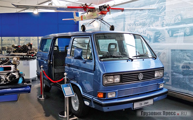 В 1985 году представлен первый [b]Volkswagen Multivan Bluestar[/b] – автомобиль новой концепции для активного семейного отдыха и ЗОЖ. Семейный минивэн оснащён трансформируемым салоном, спальными местами. Оператор немецкого телеканала ZDF Дитер Шнайдер купил этот Bluestar в 1989 году, чтобы возить семью и рабочий двухмоторный ДПЛА с камерой.На протяжении двух десятков лет к моменту передачи в заводскую коллекцию машина наездила 550 000 км, сохранив оригинальный мотор и КП без ремонта, а кузов и салон – в образцовом состоянии. Сейчас самолёт, в память о богатой истории машины, экспонируется в музее вместе с автомобилем