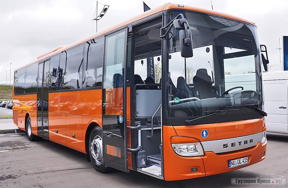 Пригородно-междугородный автобус [b]Setra S415UL business[/b] рассчитан на перевозку 51 человека сидя и ещё 29 стоя. Для меня неожиданным стало сочетание накопительной площадки, двухстворчатой 2-й служебной двери, пары откидных кресел около неё для более широкого прохода и… отсутствие возможности провоза инвалида в коляске. Странное решение