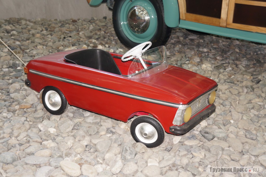 А это сильно уменьшенная копия автомобиля "Москвич". Именно такой, красный автомобильчик с педальным приводом так и остался моей несбывшейся мечтой детства...