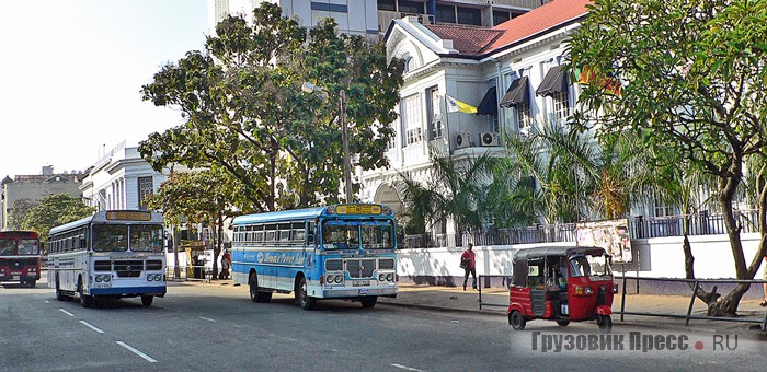 Ар­хи­тек­тура на Шри-Ланке и ди­зайн ав­то­бу­сов Lanka Ashok Leyland Viking спо­соб­ствуют мыс­лен­ному пе­ре­ме­ще­нию в тё­п­лые ан­гло­языч­ные ре­ги­оны вто­рой по­ло­вины ХХ века