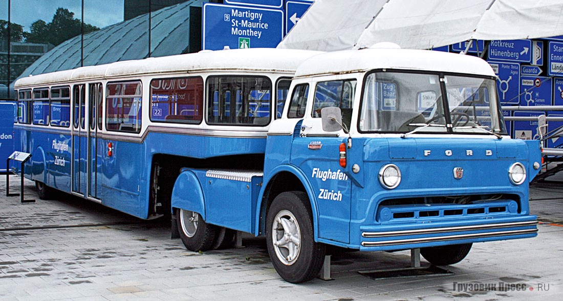 Тягач [b]Ford C700[/b] (1966 г.) с пассажирским полуприцепом длиной 14,35 м работал до 1979 г. в аэропорту Цюриха. Автомобиль произведён в Детройте (США), а кузов полуприцепа из алюминия создан цюрихской фирмой Ha..nni. Снаряжённая масса перронного автопоезда – 10 180 кг, допустимая полная масса – 17 390 кг. На машине установлены бензиновый 5,4-литровый двигатель Ford V8 мощностью 156 л.с. (при 4000 об/мин) и 6-ступенчатая автоматическая трансмиссия Allison. Для ускорения входа и выхода в корме и по бортам полуприцепа сделаны две двухсекционные двери. Максимальная пассажировместимость 86 человек (с 6 посадочными местами)