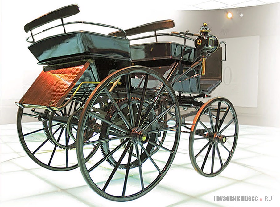 [b]1886 г. Daimler Motorkutsche[/b]<br /> 8 марта 1886 года Готлиб Даймлер заказал американский экипаж у кузовной фирмы Wilhelm Wimpff & Sohn из Штутгарта. Затем на заводе Maschinenfabrik в Эсслингене с него сняли оглобли и переоборудовали в 4-местный автомобиль. На него установили одноцилиндровый двигатель внутреннего сгорания с карбюратором системы Вильгельма Майбаха. Он был объемом 462 см[sup]2[/sup], работал эффективно и ровно, выдавая мощность 1,1 л.с. при 650 мин[sup]-1[/sup]. Этого было достаточно, чтобы при массе 500 кг развить скорость 18 км/ч. Ременная трансмиссия имела всего две передачи. Габаритные размеры машины 2350х1500х1600 мм, база 1320 мм. Первая экскурсия на четырехколесном автомобиле состоялась в апреле 1887 года.