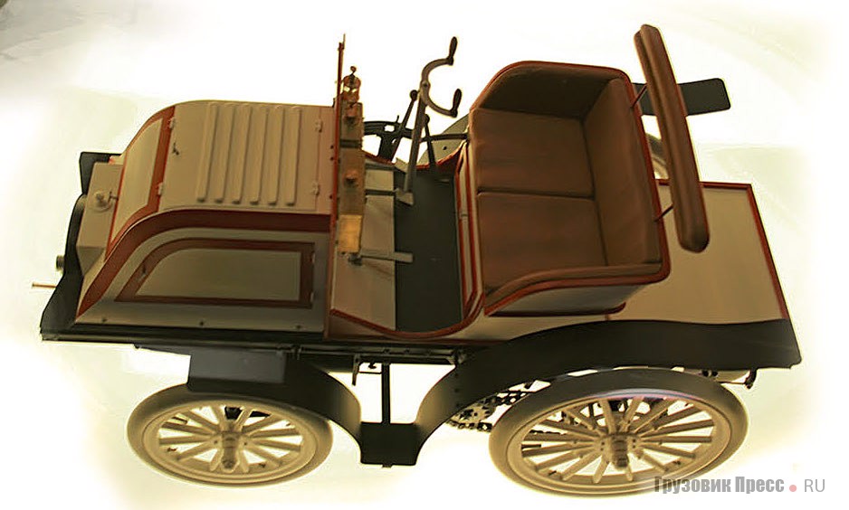 [b]1899 г. Daimler 10 PS Phönix[/b]<br /> Феникс – так назывался рядный 2-цилиндровый 6-сильный двигатель образца 1897 года, который в 1899-м в 4-цилиндровом варианте форсировали до 10 л.с. Изначально он предназначался для установки на катера. На фото точная копия в масштабе 1:5