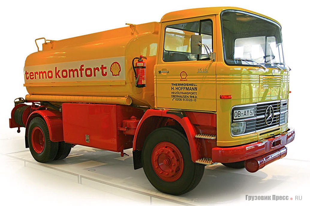 [b]1974 г. Mercedes-Benz LP 1513 Heizol-Tankwagen[/b]<br /> В 1965 году Mercedes-Benz начал производство среднеразмерной гаммы тяжелых грузовиков с кабиной над двигателем. Это позволило приспособить ее для перевозки жидких грузов. На LP 1513 применялся 6-цилиндровый рядный двигатель рабочим объемом 5675 см[sup]3[/sup] мощностью 130 л.с. при 2800 мин[sup]-1[/sup]. Грузоподъемность машины полной массой 15 000 кг – 10 т, cкорость – 87 км/ч. С 1967 по 1976 г. заказчикам поставлено 9406 единиц