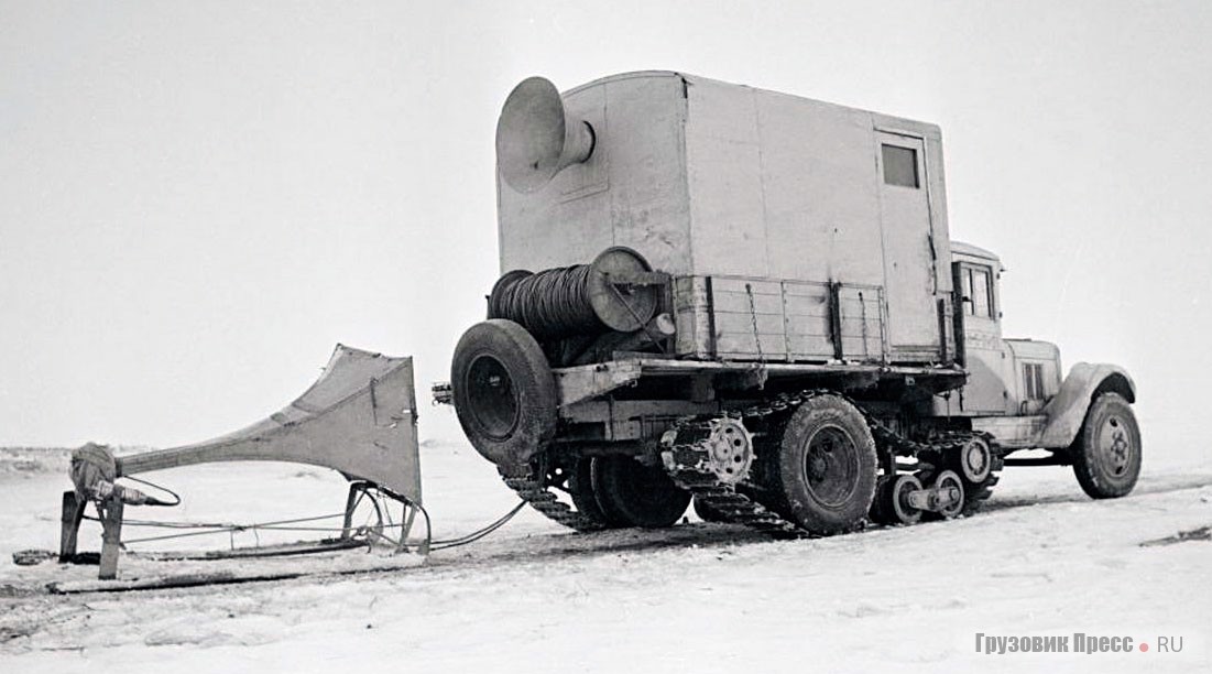 Радиопередвижка ЗИС-33 на льду Ладожского озера. Фото Аркадия Шайхета, 1942 г.