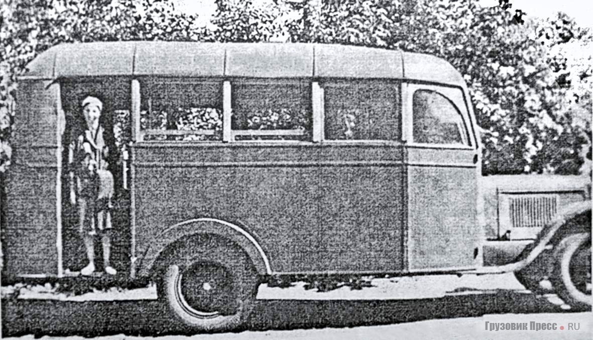 Один из первых оригинальных пензенских послевоенных автобусов. Экземпляр, изготовленный на шасси довоенного ЗИС-5, с кузовом в «полуобтекаемом стиле», производства завода № 163. г. Пенза, лето 1947 г.