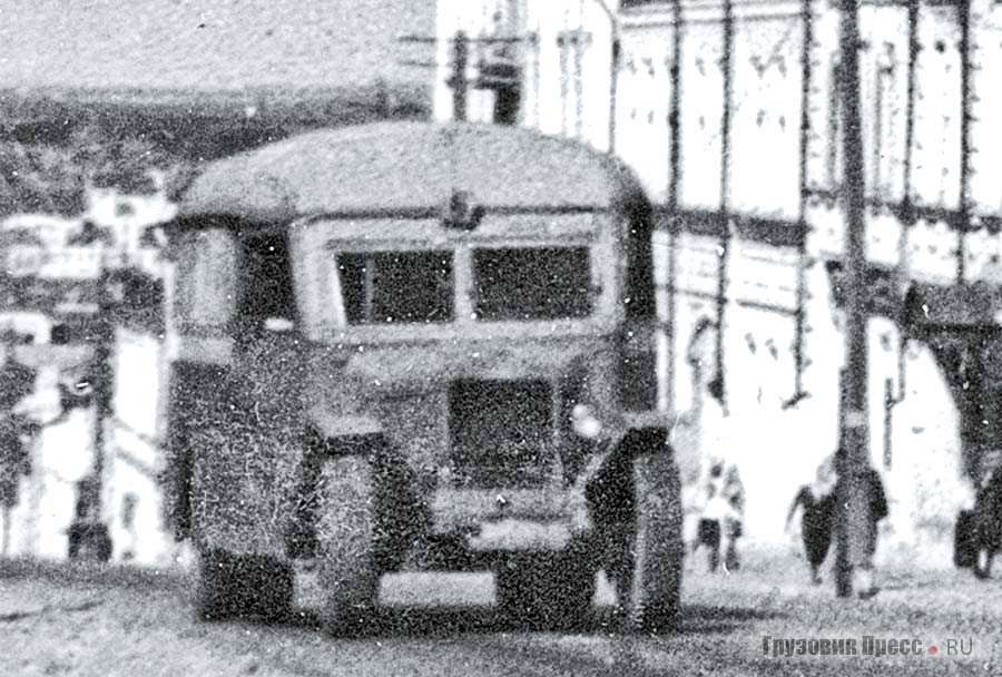 Оригинальный пензенский автобус на шасси послевоенного ЗИС-5, оснащённый лишь левой фарой, с кузовом завода № 163, выполненном в полуобтекаемом стиле. г. Пенза, ул. Московская, 1947 г.
